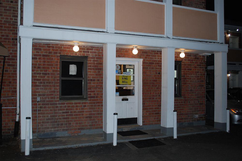وايت بلينز Central Motel Courtyard المظهر الخارجي الصورة