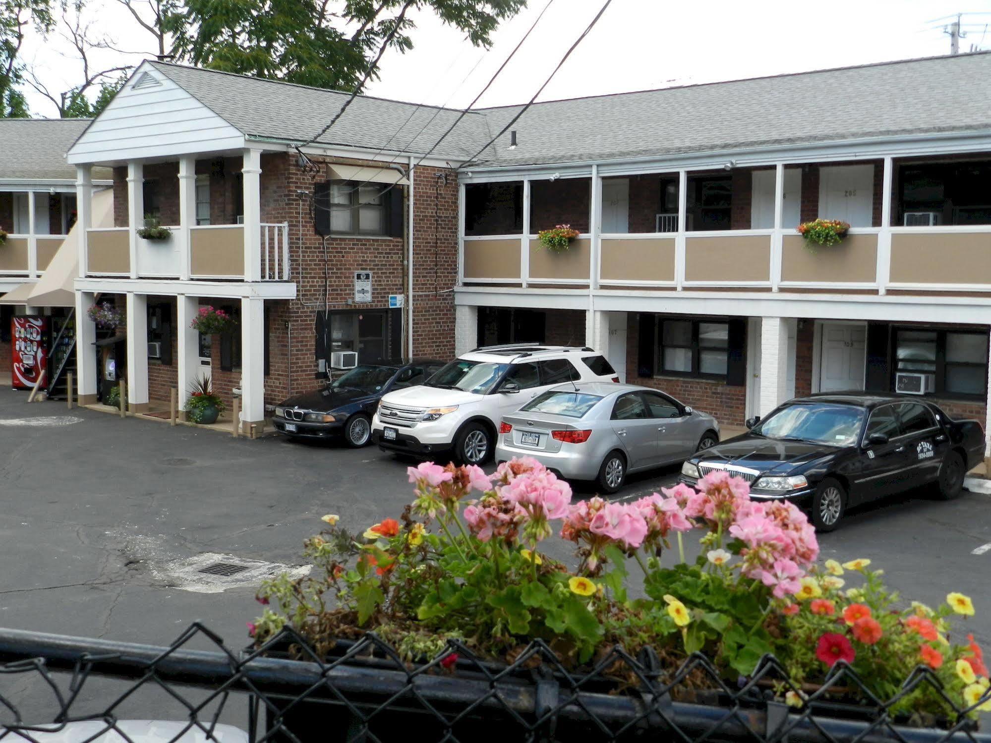 وايت بلينز Central Motel Courtyard المظهر الخارجي الصورة