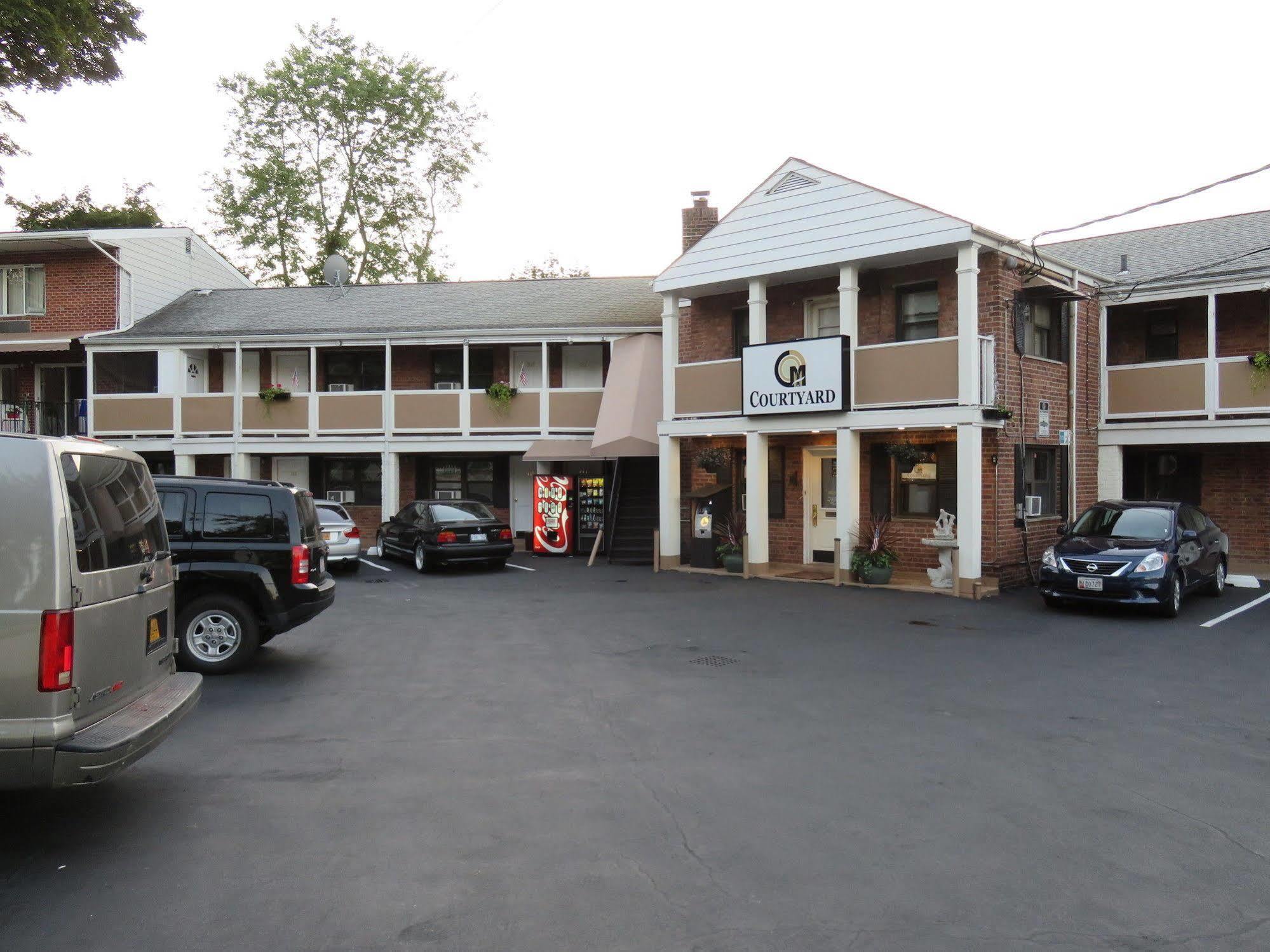 وايت بلينز Central Motel Courtyard المظهر الخارجي الصورة