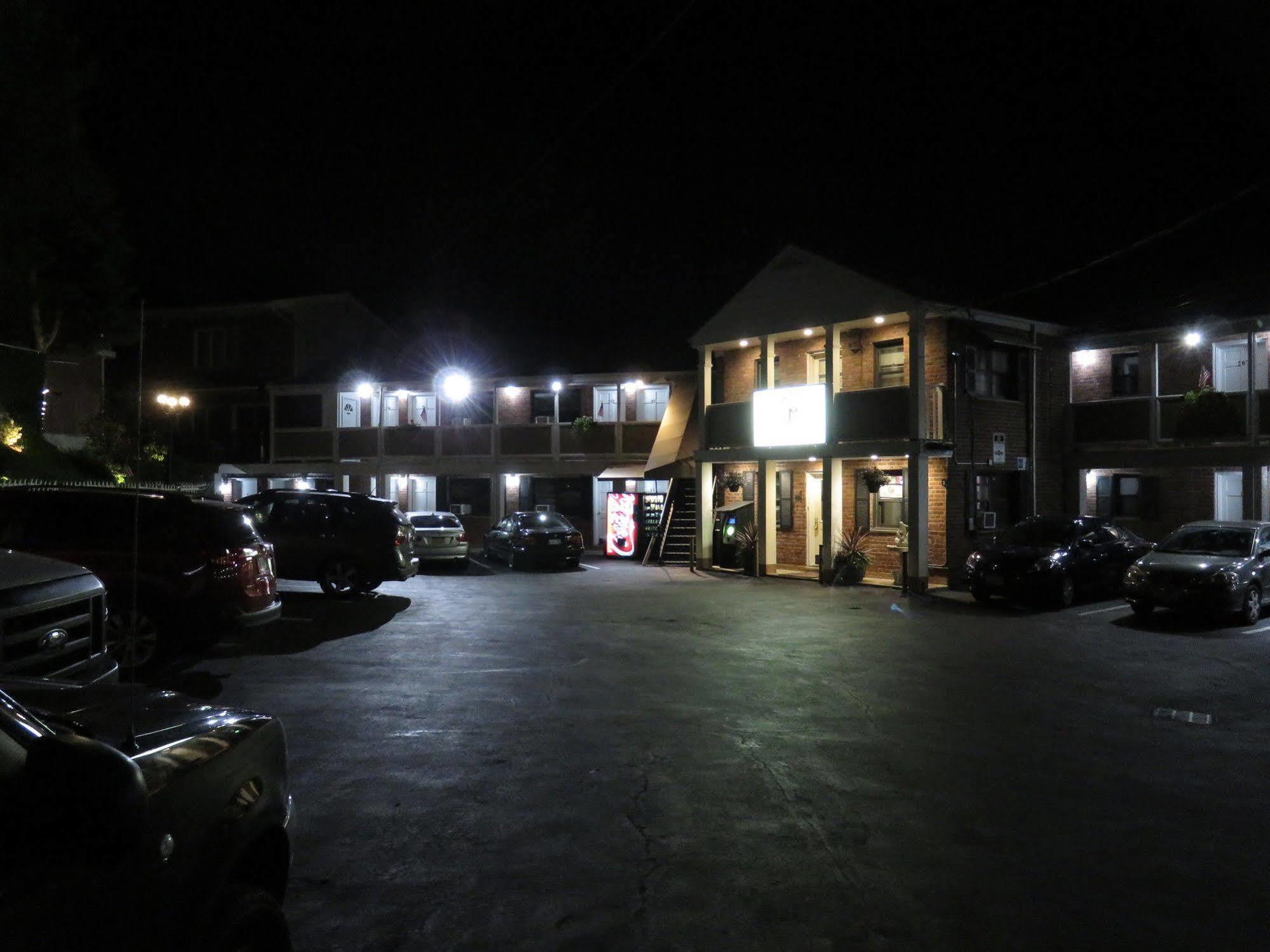 وايت بلينز Central Motel Courtyard المظهر الخارجي الصورة
