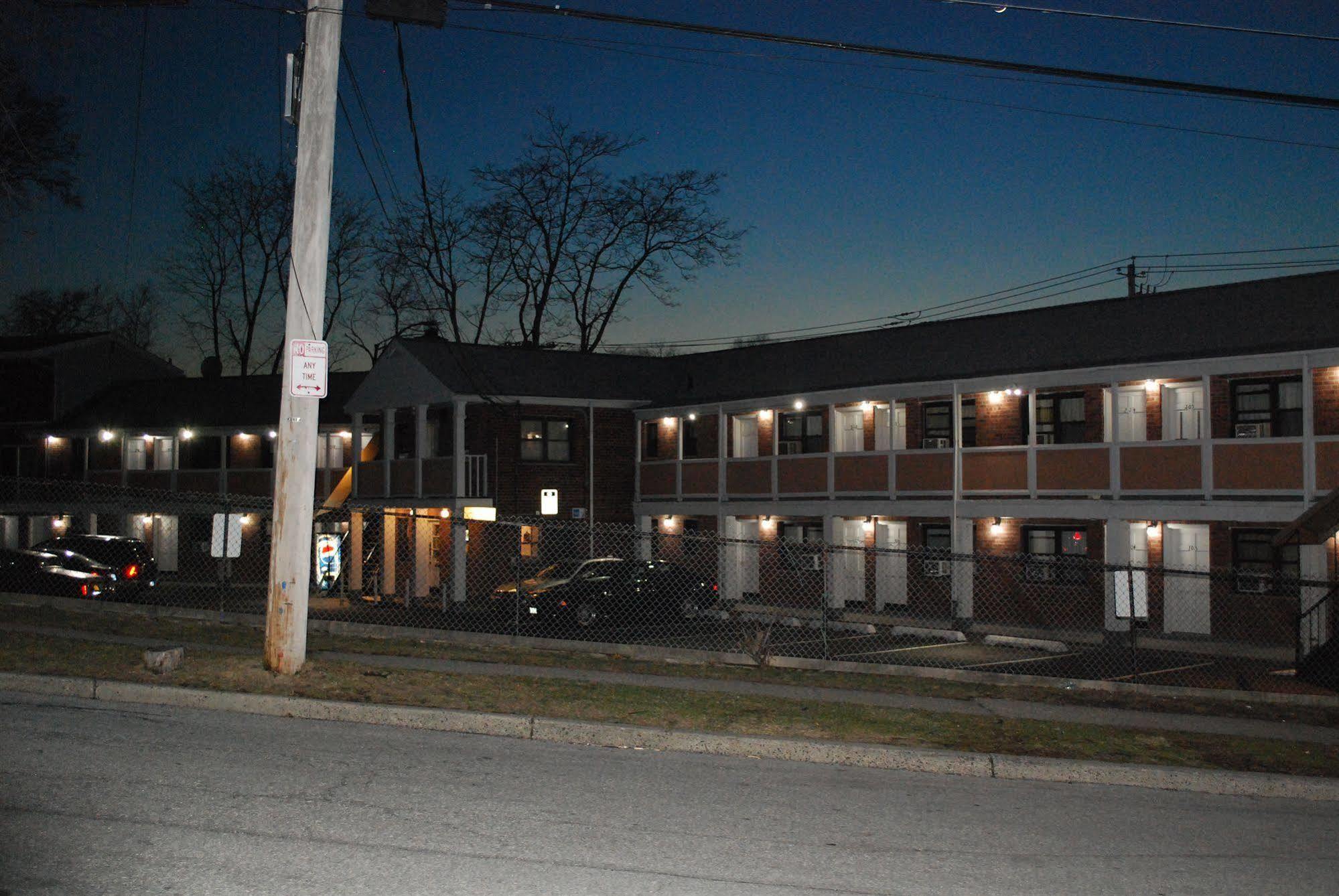 وايت بلينز Central Motel Courtyard المظهر الخارجي الصورة