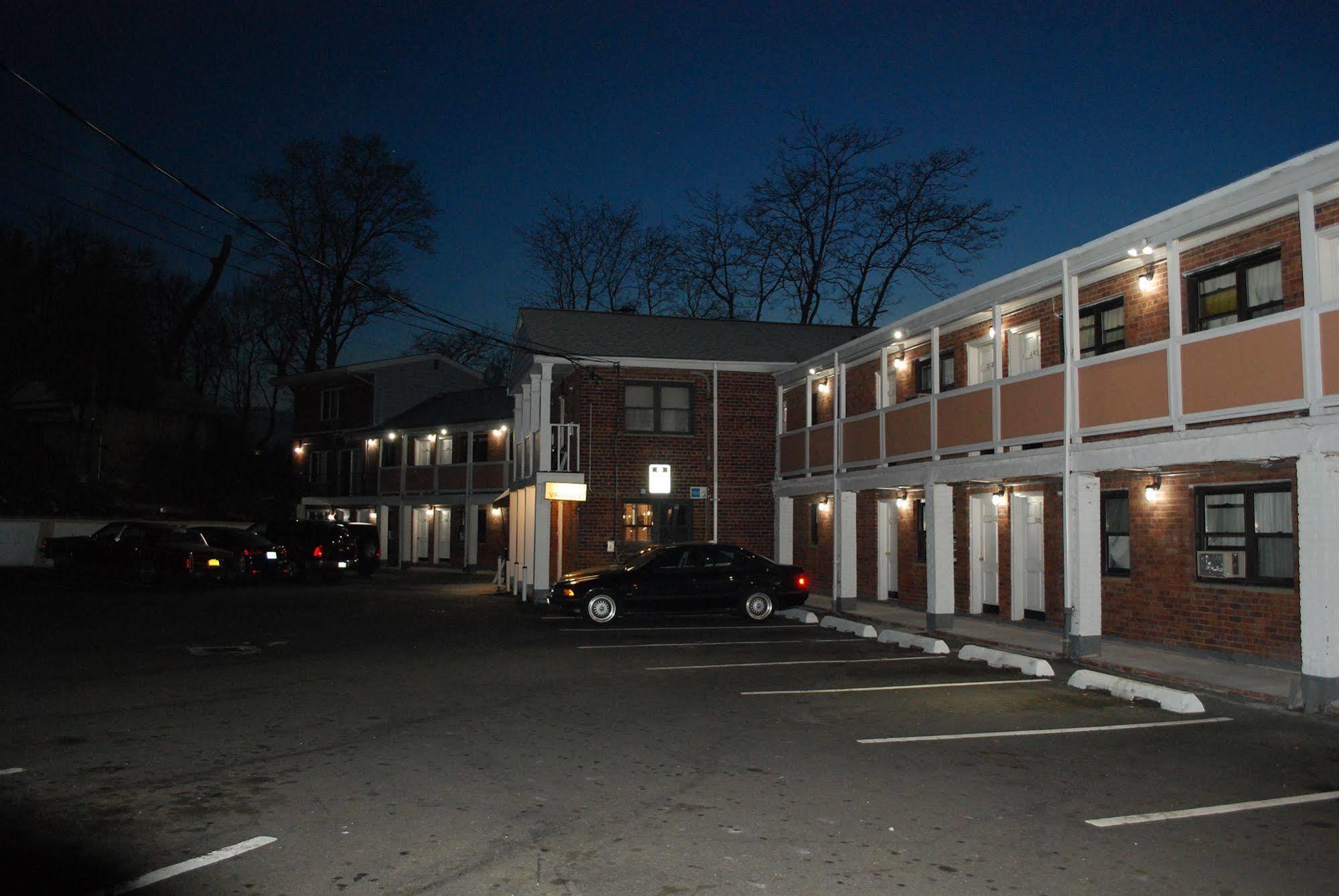 وايت بلينز Central Motel Courtyard المظهر الخارجي الصورة