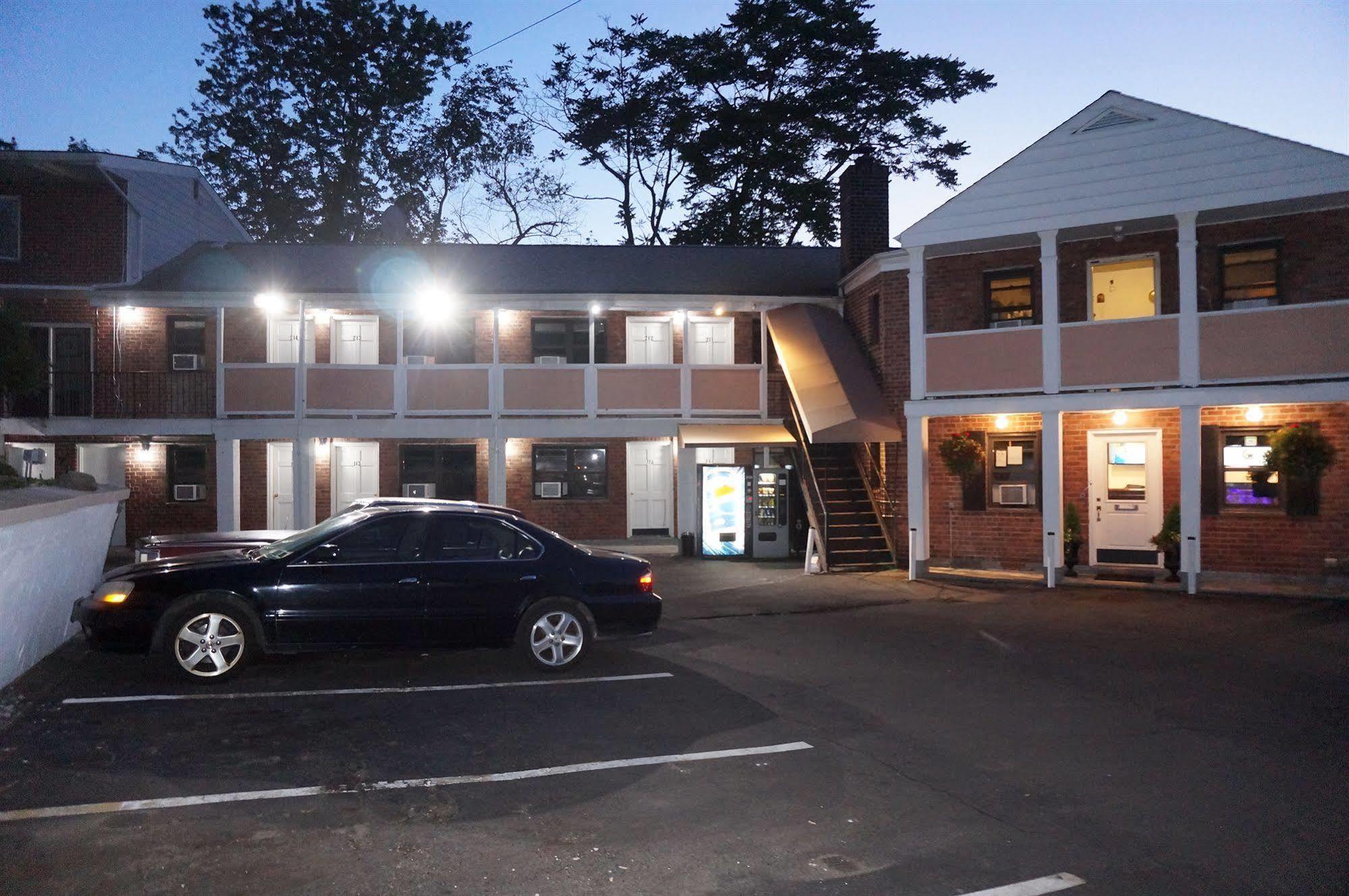 وايت بلينز Central Motel Courtyard المظهر الخارجي الصورة