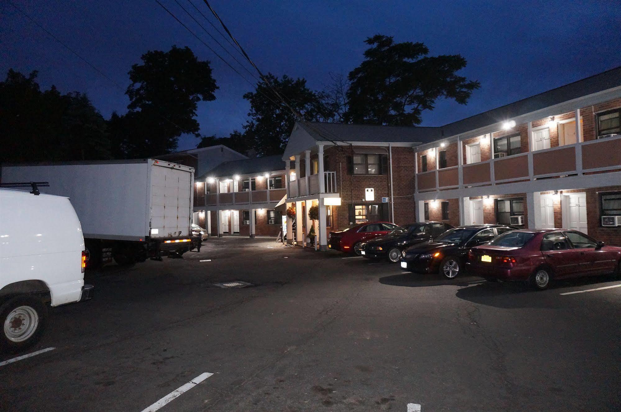 وايت بلينز Central Motel Courtyard المظهر الخارجي الصورة